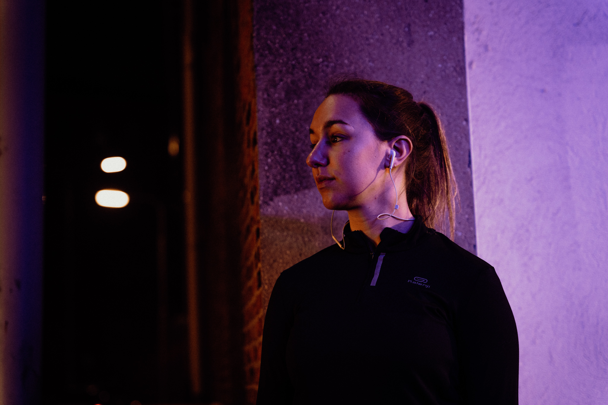 vrouw in sportoutfit die weg van de camera kijkt